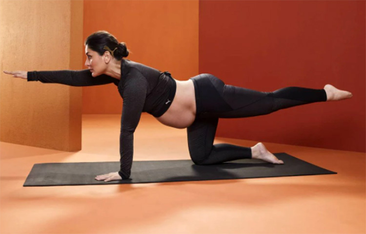 অন্তঃসত্ত্বা অবস্থায়ও এক নাগাড়ে যোগব্যায়াম করতেন করিনা। আর তার জন্যই তৈমুর ও জাহাঙ্গির হওয়ার পরেও তার মেদ কমাতে বেশি সময় লাগেনি। ছবি: সংগৃহীত