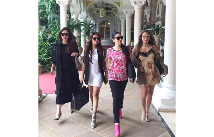 নিজের গার্লস গ্যাং-কে মিস করছেন কারিনা। শেয়ার করলেন মালাইকা, কারিশমার সঙ্গে পুরনো ছবি।