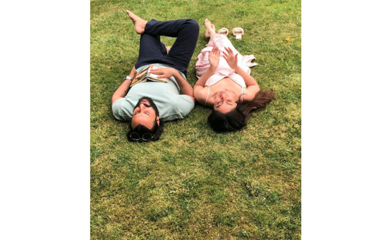 বাগানে সাইফ আলি খানের সঙ্গে শুয়ে আছেন কারিনা।