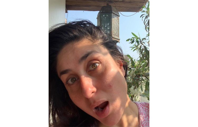 নিজের সেলফিও পোস্ট করেছেন কারিনা।