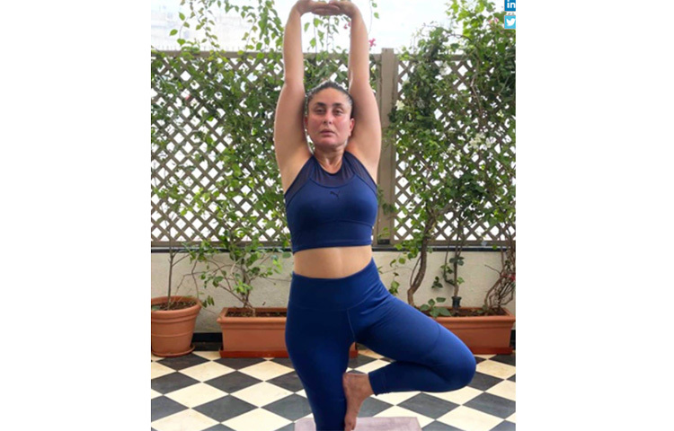 নির্মেদ চেহারার জন্য নিয়মিত যোগব্যায়াম করেন করিনা। শরীরচর্চার সময়ে বাছাই করা জিমওয়্যার পরেন তিনি। ছবি: সংগৃহীত