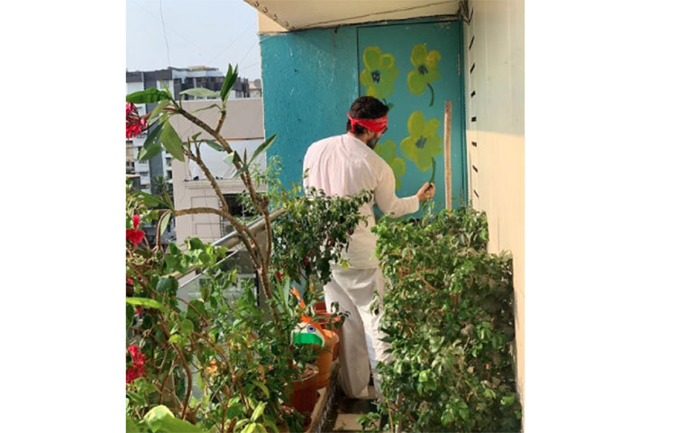 রঙ দিয়ে এঁকে বাগান ও সাজাচ্ছেন তারা।