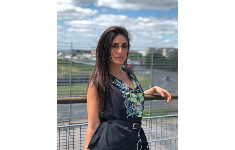 বিদেশে ছবি কাটানোর ছবিও শেয়ার করেছেন কারিনা।