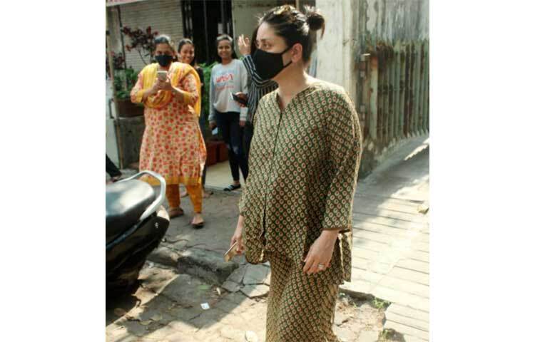 পাজামা সেটে কারিনাকে বেশ মানিয়েছে। ছবি: ইনস্টাগ্রাম