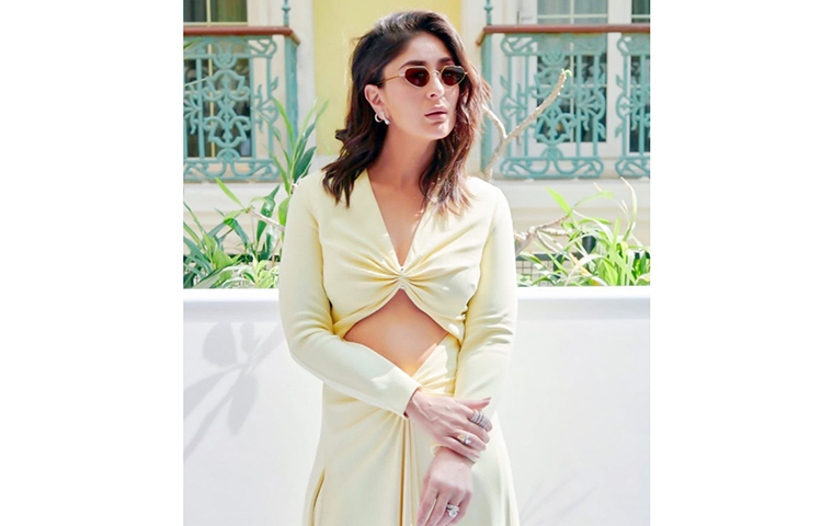 মুক্তির আগেই কারিনার লুক নিয়ে সরগরম পেজ থ্রি।