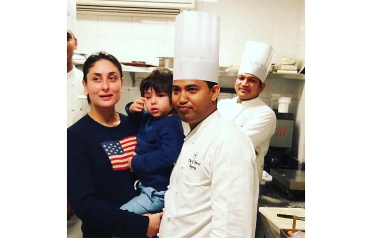 কেক তৈরি দেখতে হোটেলের রান্নাঘরে সেফদের সাথে কারিনা-তৈমুর।