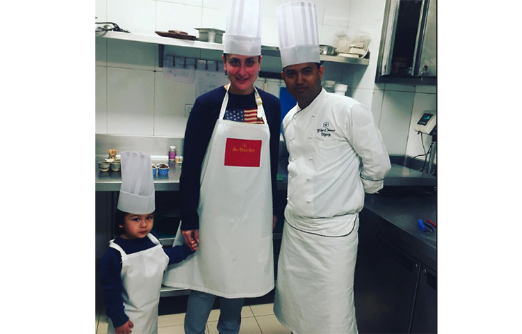 কেক বানানো দেখার পর সেফের সাথে ফটোসেশনে কারিনা-তৈমুর।