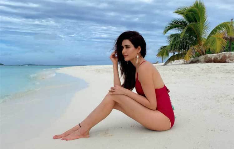 মালদ্বীপের সমুদ্র সৈকতে ৩৬তম জন্মদিন পালন করছেন কারিশমা।