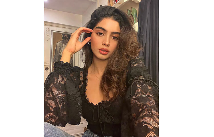 কালো লেস টপে সেলফি কুইন খুশি কাপুর। ছবি: সংগৃহীত