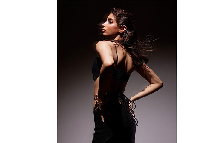 কালো কাটআউট ড্রেসে ভাইরাল হয়েছেন খুশি কাপুর। ছবি: সংগৃহীত