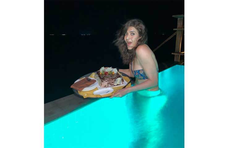 সুইমিংপুলে জন্মদিনের কেক নিয়ে কারিশমা।