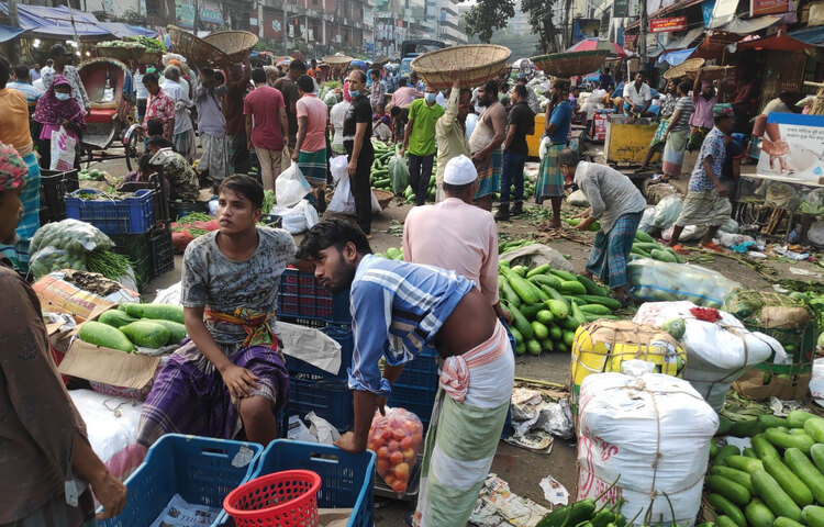 কাকডাকা ভোর থেকে হাজার হাজার ক্রেতা-বিক্রেতার সমাগম ও হাকডাকে কারওয়ান বাজারের বিভিন্ন সড়ক ও স্থাপনা মুখরিত থাকলেও মুখে মাস্ক পরিধান, নির্দিষ্ট দূরত্ব (কমপক্ষে তিনফুট) বজায় রাখা, হ্যান্ড স্যানিটাইজার ব্যবহার কিংবা সাবান দিয়ে ঘনঘন হাতধোয়া তথা স্বাস্থ্য বিশেষজ্ঞদের পরামর্শ বেমালুম ভুলে গেছেন কারওয়ানবাজারের ছোট-বড় ব্যবসায়ীরা।