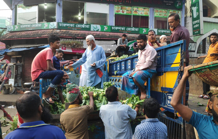 হাতেগোনা দু’চারজন বিক্রেতা ছাড়া প্রায় শতভাগ ব্যবসায়ী ন্যূনতম স্বাস্থ্যবিধি মেনে চলছেন না। শুধু বিক্রেতারাই নন, ক্রেতাদের অবস্থাও তথৈবচ।