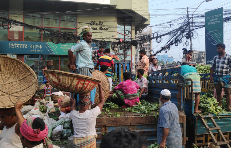 রোববার (১৮ অক্টোবর) সরেজমিন কারওয়ান বাজার ঘুরে এমন দৃশ্যেই চোখে পড়েছে। সকাল সাতটায় বাজার ঘুরে দেখা গেছে করোনা ভীতি কাটিয়ে নিউ নরমাল লাইফে অভ্যস্ত ব্যবসায়ী ও কর্মচারীরা সকলেই ব্যস্ত সময় কাটাচ্ছেন। কেউ ট্রাক থেকে মাল নামাচ্ছেন, কেউ কার্টন খুলে শাক-সবজি ও ফলমূল সাজাচ্ছেন আবার কেউবা দরদাম শেষে পাল্লায় মালামাল কেনায় ব্যস্ত।