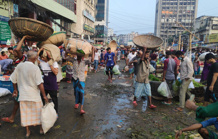 বলতে গেলে তাদের কারও মুখেই মাস্ক নেই। ক্রেতা-বিক্রেতারা ন্যূনতম শারীরিক দূরত্ব পালন করছেন না। বিভিন্ন পণ্যের দোকানের সামনে পাঁচ সাতজন জটলা পাকিয়ে উঁচু গলায় দরদাম ও কেনাকাটা করছেন।