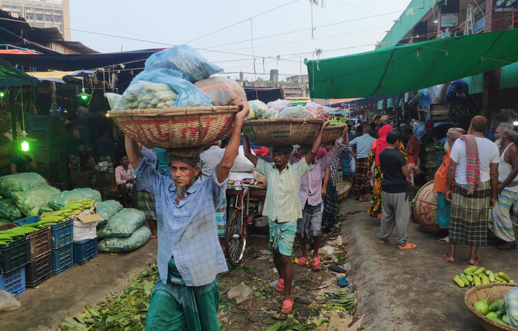আবুল কালাম নামে মধ্যবয়সী এক বিক্রেতা ২০০ টাকা পাল্লা দরে (৫ কেজিতে এক পাল্লা) শসা বিক্রি করছিলেন। মাস্ক পরিহিত এক ক্রেতা শসার দাম জানতে চাইলে আবুল কালাম উচু গলায় বলেন, ‘স্যার, এই বাজারে করোনা নাই। দেখেন না আমরা কেউ মাস্ক পরি না। মাস্কটা খুলে কথা বলেন, কথা ঠিকমতো বোঝা যায় না!’