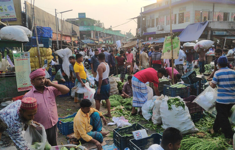 শসা বিক্রেতার এমন কথা শুনে লালবাগের বাসিন্দা সুলতান মিয়া বলেন, ‘বাজারে ঢুইক্যা তো ব্যাক্কল হইয়া গেলাম। এহানে তো মাস্কের বিন্দুমাত্র বালাই নাই। একা মাস্ক পইরা নিজেরে কেমন ব্যাক্কল ব্যাক্কল লাগতাছে!’