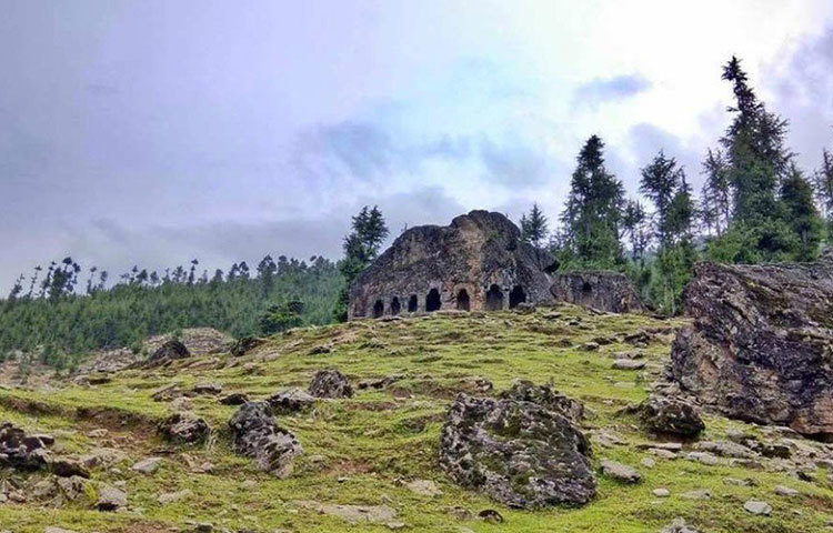 স্বর্গীয় সৌন্দর্যের মধ্যেই লুকিয়ে অপার রহস্য। সে কথাই বলে কাশ্মীরের কুপওয়ারার কালারুশ গুহা। প্রচলিত বিশ্বাস, এই গুহাপথে পৌঁছে যাওয়া যায় পাকিস্তান, এমনকি রাশিয়াতেও!