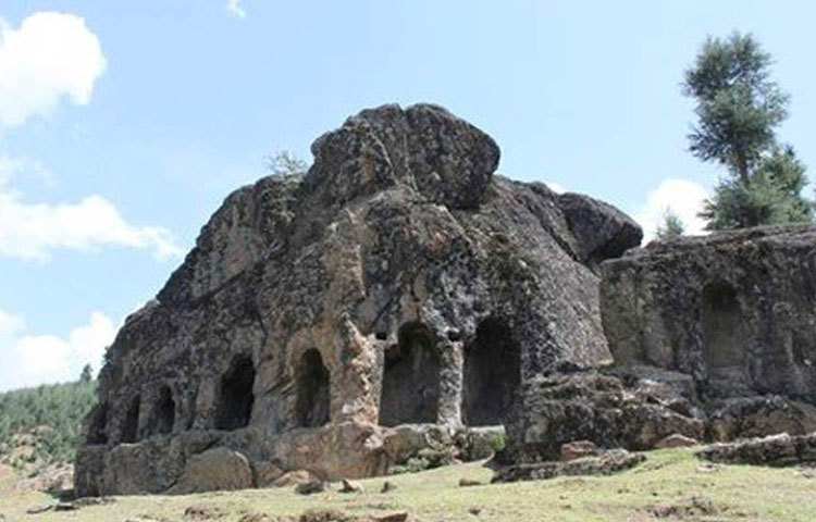 সাত দরজা থেকে এই পাথরের নাম ‘সাতবারন’। আর বিশ্বাস অনুযায়ী, এই সাতটি পথের একটির অন্য প্রান্ত গিয়ে শেষ হয়েছে রাশিয়ায়। সেই বিশ্বাস থেকে স্থানীয় এলাকার নাম হয়েছে কিলা-এ-রুশ বা কালারুশ। অর্থাৎ রুশদেশের কেল্লা।