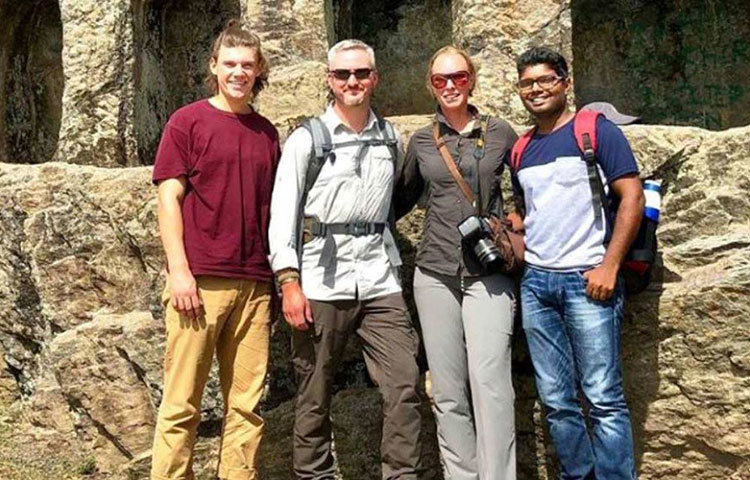 তাদের অভিযানে সাহায্য করেছিলেন ওহায়োর গুহাবিশেষজ্ঞ ডাস্টিন কিসনার এবং ভারতীয় অভিযাত্রী তথা দোভাষী ভামসি রামকৃষ্ণ এবং কেরলের এক জন ইঞ্জিনিয়ার।