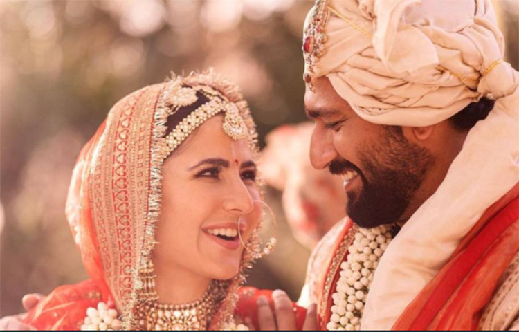 ‘যা আমাদের এক সূত্রে বেঁধেছিল, সেই সব কিছুকে ভালোবাসা জানাই। সঙ্গে কৃতজ্ঞতা। নতুন যাত্রা শুরু করার মুহূর্তে আপনাদের ভালোবাসা এবং আশীর্বাদ চাই আমরা।’ সবার সামনে এভাবেই নিজেদের প্রেমের জয়গান গাইলেন ভিকি কৌশল এবং ক্যাটরিনা কাইফ। তাদের কথায় সবাই মুগ্ধ হয়ে গেলেন। ছবি: সংগৃহীত