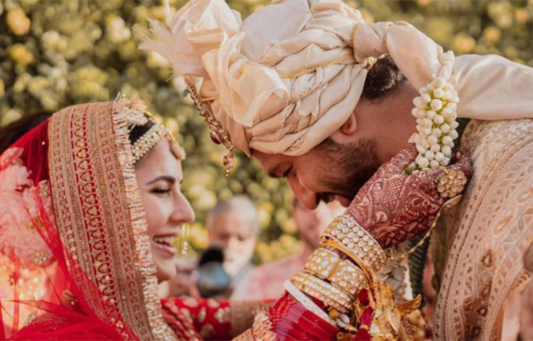 ভক্ত-অনুরাগীদের সামনে বিয়ের মুহূর্তগুলোকে ফ্রেমবন্দি করে তুলে আনলেন নবদম্পতি। আধঘণ্টায় সেই লেখা এবং ছবিতে ভালোবাসা জানিয়েছেন প্রায় তিন লাখ মানুষ। ছবি: সংগৃহীত