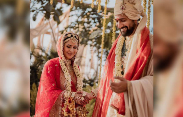 লাল লেহেঙ্গা, গলায় মালা, মাথায় জড়োয়ার সাজ নববধূর। আর মুখে হাসি। সব্যসাচী মুখোপাধ্যায়ের পোশাকে রাঙা ক্যাটরিনা। কনের গায়ে সব্যসাচীর গয়না। ছবি: সংগৃহীত