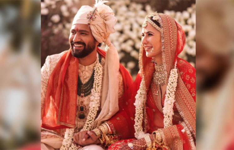 ঘিয়ে রঙা শেরওয়ানি আর পাগড়িতে বরবেশে ভিকি। গায়ে চাপিয়েছেন একই রঙের উত্তরীয়। শিশমহলে বসেছিল বিয়ের মণ্ড প। হলুদ, কমলা, গোলাপি পর্দা ঘেরা মণ্ডপে কনে এসেছেন কাচের কাজ করা পালকি। বর এসেছেন সাদা ঘোড়ায় চেপে। ছবি: সংগৃহীত