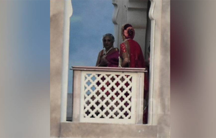 বিয়ের দিন সন্ধ্যায় বাজির আলোয় আলো হয়ে উঠেছে সেই দুর্গ। নীচে অতিথিদের ভিড়। সেই সময়ের দুয়েকটি ছবি ফাঁস হয়েছে নেটমাধ্যমে। যদিও দুপুরের বিয়ের অনুষ্ঠানের পাঁচ ছটি ছবি নিজেরাই পোস্ট করেছেন তাদের ইনস্টাগ্রামে। ছবি: সংগৃহীত