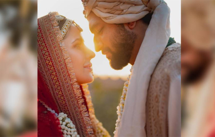 প্রেমে মগ্ন দুই তারকা কখনো একে অপরের হাত ধরে, কখনো বা এত কাছাকাছি যে নিজেদের নিশ্বাস শুনতে পাচ্ছেন যেন। এভাবেই চার হাত এক হল ‘ভিক্যাট’-এর। তৈরি হলো বলিউডপাড়ার নতুন গল্প। ছবি: সংগৃহীত