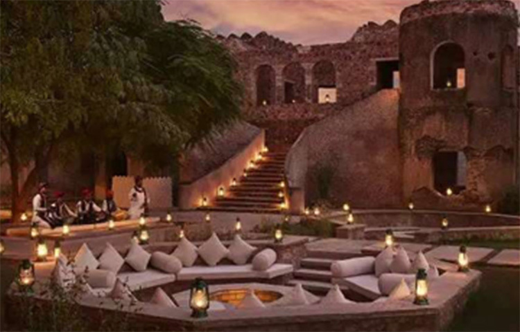 রাজস্থানের একটি পুরনো দুর্গে হবে তাদের ডেস্টিনেশন ওয়েডিং। এটি অন্তত ৭০০ বছরের প্রাচীন দুর্গ। এখন এটি এখন বিলাসবহুল রিসোর্ট। সেখানেই নাকি বিয়ে সারবেন এই জুটি। ছবি: সংগৃহীত