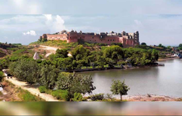 এই রিসর্টের পাশেই রয়েছে বারওয়াড়া হ্রদ। স্থানীয়দের কাছে এই হ্রদ খুবই পবিত্র। এই রিসর্টের দেখভালের জন্য স্থানীয়দেরই নিযুক্ত করা হয়েছে। রিসোর্টের কাছেই রয়েছে রণথোম্বর জঙ্গল। তার জীববৈচিত্রে যাতে কোনো খারাপ প্রভাব না পড়ে সে দিকে বিশেষ নজর দেন স্থানীয়রা। ছবি: সংগৃহীত