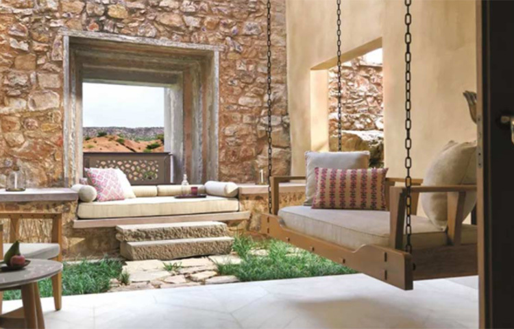 সবেমাত্র খোলার কারণে ভালো সুযোগ দিচ্ছে এই রিসোর্ট। প্রতি রাতে মাথাপিছু ভারতীয় মুদ্রার ৬৫ হাজার রুপিতে কাটিয়ে আসতে পারেন এই রাজকীয় রিসর্টে। এই টাকায় ব্রেকফাস্ট, লাঞ্চ এবং ডিনার অন্তর্ভুক্ত। ছবি: সংগৃহীত