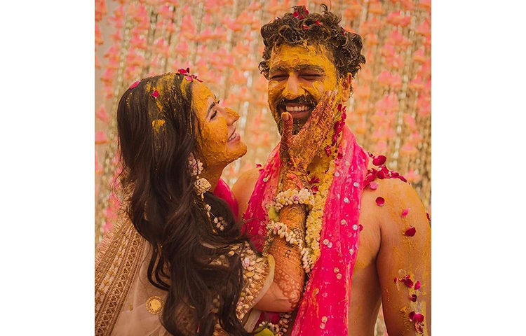 গায়ে হলুদের সময় আনন্দিত দুই তারকা। ছবি: সংগৃহীত