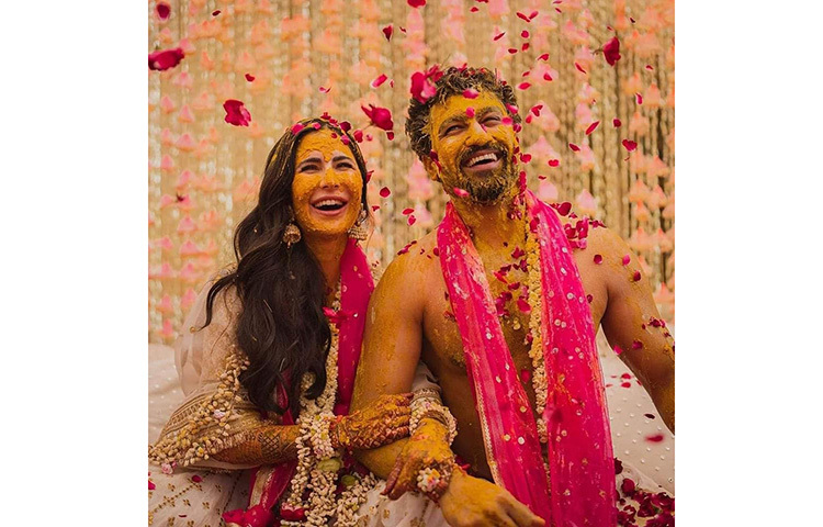 বিয়ের রীতি মেনে বর-কনেকে মনের সুখে হলুদ মাখিয়েছেন আত্মীয়রা। ছবি: সংগৃহীত