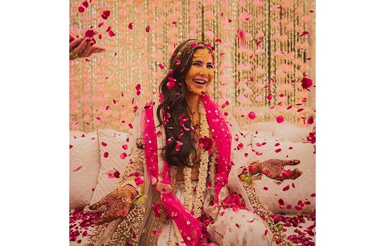 হলুদ গায়ে মুগ্ধতা ছড়াচ্ছেন ক্যাটরিনা। ছবি: সংগৃহীত