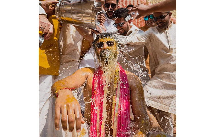 হাসিতে ভাসছেন ভিকি-ক্যাট। ছবি: সংগৃহীত