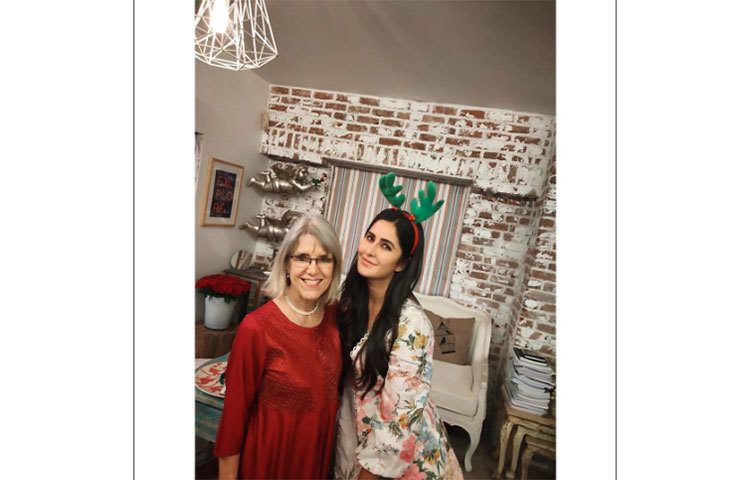 মুম্বাইয়ের ফ্ল্যাটে মায়ের সঙ্গে ক্যাটরিনা কাইফ।