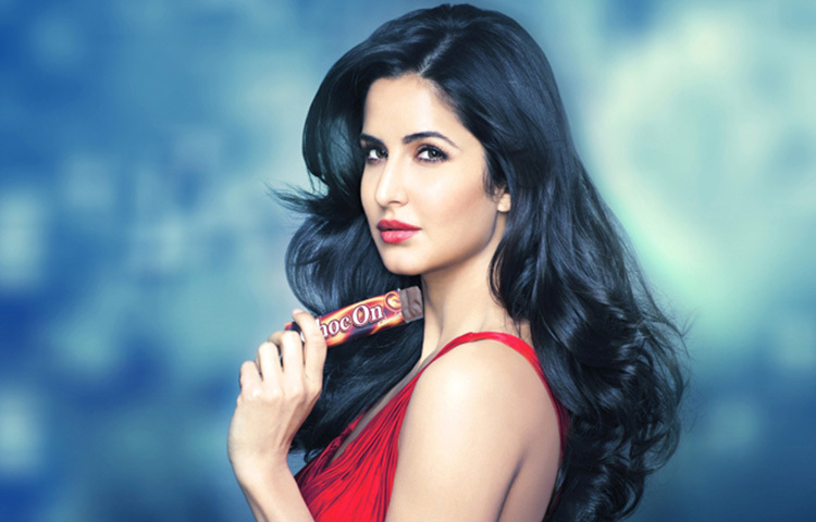 ক্যাটরিনা কাইফ : ‘তিস মার খান’ ছবিতে ‘শিলা’র ভূমিকায় ক্যাটরিনা কাইফ। বর্তমান সময়ের আইটেম কন্যা হিসেবে তিনি তালিকার শুরুর দিকে অবস্থান করছেন।