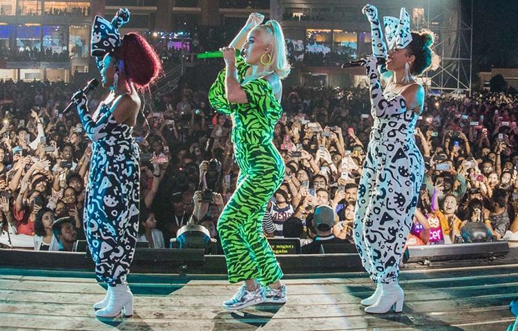 শনিবার সন্ধ্যায় মুম্বাইয়ের উণ পাতিল স্টেডিয়ামে কেটি পেরি ও ডু লিপার রকিং পারফরম্যান্স দেখার জন্য উপচে পড়ছিল ভিড়।