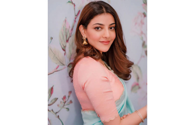শাড়িতে আকর্ষণীয় কাজল।
