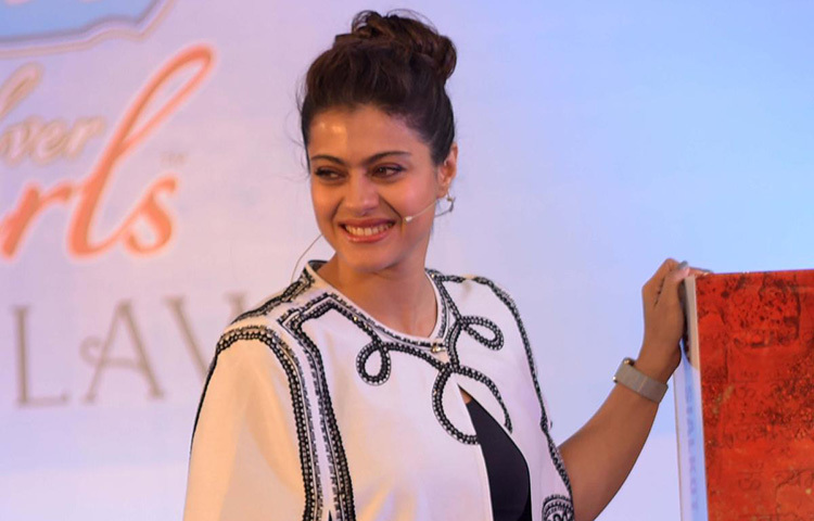 শুটিং কিংবা যে কোনো কাজে বের হওয়ার আগে অভিনেত্রীদের মেকআপ করতেই হয়। কিন্তু মেকআপ না তুলে কাজল কখনোই ঘুমাতে যান না কাজল। কাজের পরে তিনি যতই ক্লান্ত থাকুন না কেন, মেকআপ তুলতে তিনি কখনোই ভুল করেন না। ছবি: সংগৃহীত