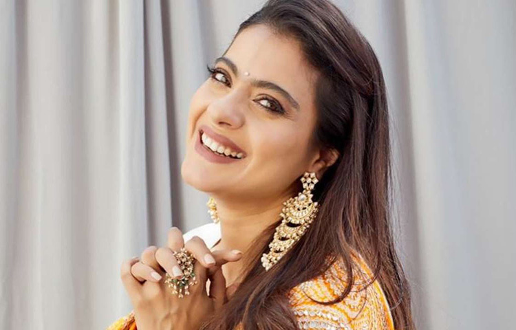 সারাদিনে কাজল নিয়মিত সিটিএম (ক্লিনজিং, টোনিং, ময়েশ্চারাইজিং) রুটিন মেনে চলেন। তাই কাজল প্রথমে ত্বককে শুষ্ক করে না, এমন একটি মাইল্ড ক্লিনজার দিয়ে ভালো করে মুখ ধুয়ে নেন। তারপরে পরিষ্কার মুখে টোনার ব্যবহার করেন এবং শেষে ত্বককে প্রয়োজনীয় আর্দ্রতা দেওয়ার জন্য অবশ্যই ময়েশ্চারাইজার লাগিয়ে নিতে ভুল করেন না। ছবি: সংগৃহীত