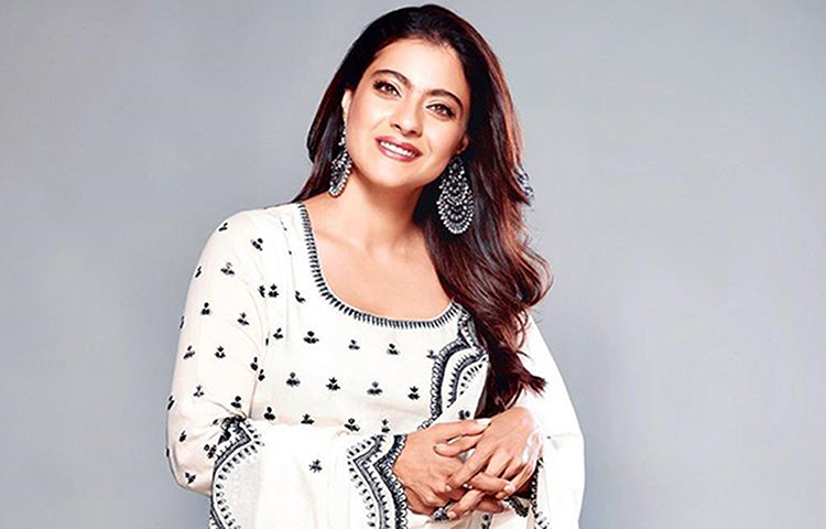 আমরা প্রায় সকলেই জানি যে, ত্বকের স্বাস্থ্যের জন্য হাইড্রেটেড থাকা খুবই জরুরি। তাই কাজল কখনো নিজেকে হাইড্রেটেড রাখতে ভুল করেন না। এর জন্য তিনি সারাদিনে হাজার ব্যস্ততার মাঝেও পর্যাপ্ত পরিমাণে পানি খান। অভিনেত্রী মনে করেন যে, পানি আমাদের ত্বকের উজ্জ্বলতায় বড় প্রভাব ফেলে। তাই তিনি পানি খাওয়ার বিষয়টিকে বিশেষ গুরুত্ব দেন। ছবি: সংগৃহীত