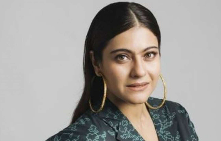 আমরা সানস্ক্রিন লাগানোর বিষয়ে অনেক সময়েই গাফিলতি করে থাকি। কিন্তু কাজল কখনোই সানস্ক্রিন লাগানোর বিষয়টিকে অবহেলা করেন না। কারণ রোদের তাপ শুধুমাত্র ত্বকে ট্যানই ফেলে না, এটি ত্বকের রং এবং ধরনও নষ্ট করে দেয়। ছবি: সংগৃহীত