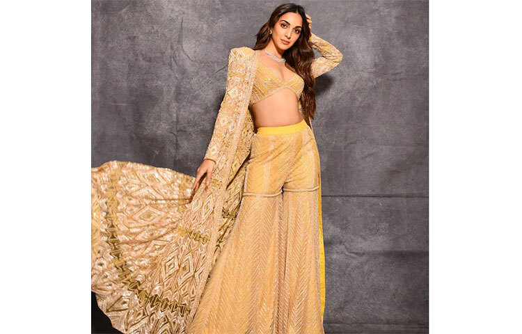 ক্যাপ্টেন বিক্রম বাত্রা জীবনের ওপর নির্ভর করে তৈরি ‘শেরশাহ’ ছবিতে কিয়ারা আদবানীকে দেখা যায় সিদ্ধার্থ মলহোত্রর বিপরীতে। ছবিতে সিদ্ধার্থ অভিনীত বিক্রম বাত্রার প্রেমিকা ডিম্পল চীমার ভূমিকায় দেখা যায় তাকে। ছবিটি ‘আইফা বেস্ট ফিল্ম অ্যাওয়ার্ড’ পায়। ছবি: সংগৃহীত