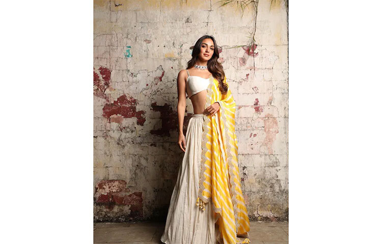 রাজ মেহতা পরিচালিত কমেডি ড্রামা ঘরানার ‘গুড নিউজ’ ছবিতে কিয়ারার সঙ্গে দেখা যায় অক্ষয় কুমার, করিনা কাপুর ও দিলজিৎ দোসানজকে। ছবিটি বক্স অফিসে ৩০০ কোটি রুপির ব্যবসা করে। ছবি: সংগৃহীত