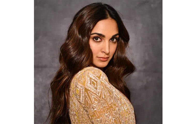 ছবিতে তার সঙ্গে কার্তিক আরিয়ান ও তাবু ছিলেন। ছবিতে রীত ঠাকুর নামে এক চরিত্রে অভিনয় করেন, যে পরিবারের সামনে মৃত হওয়ার ভান করে। ছবি: সংগৃহীত