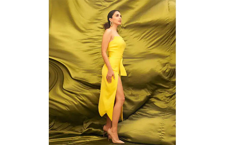 কর্মজীবি স্ত্রী, যে তার দীর্ঘদিনের প্রেমিক-স্বামীর থেকে বিচ্ছেদের পথ বেছে নিয়েছেন, এমন এক চরিত্রে দেখা যায় কিয়ারাকে। দর্শকের কাছ থেকে ভালোই প্রতিক্রিয়া পায় এই ছবি। ছবি: সংগৃহীত