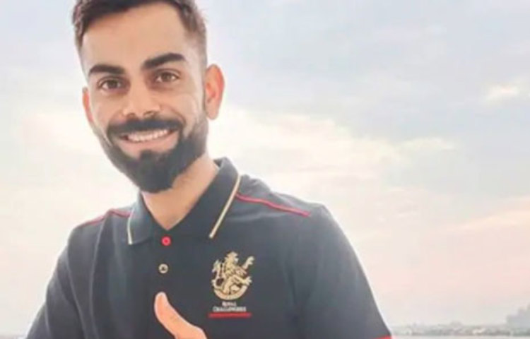 আরসিবি টিম দুবাই পৌঁছনোর কিছুক্ষণ পরই কোহলিও দুবাইতে পা রাখেন। তবে তিনি দলের সঙ্গে একই বিমান যাননি। এমন ঘটনায় অনেকেই অবাক হয়েছিলেন।